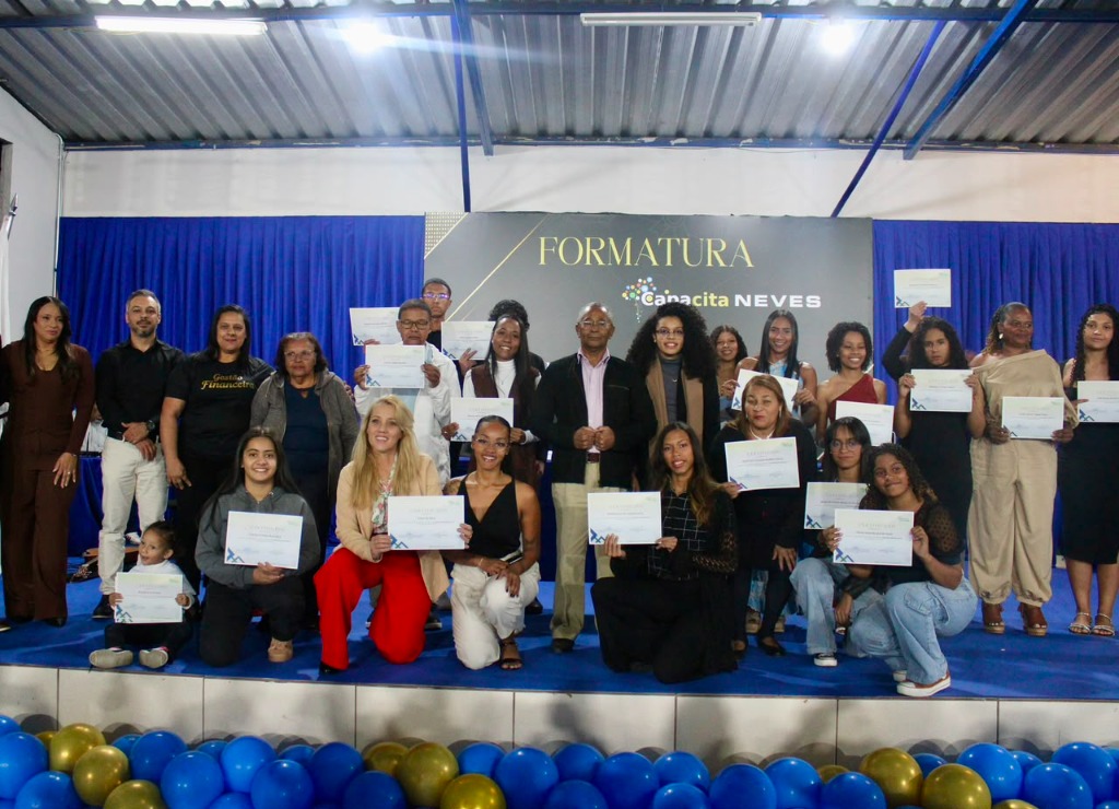 Formandos do Capacita Neves com certificados